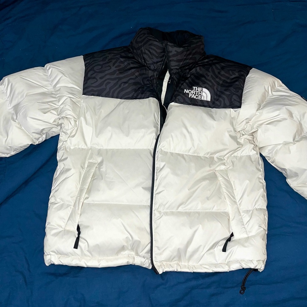 THE NORTH FACE 1996 RETRO NUPTSE JACKET
WHITE DUNE/BLACK